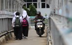 20140108_160826_pengendara-motor-nekad-melintasi-jpo-slipi.jpg