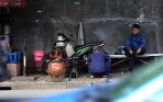 20140108_180245_trotoar-disalah-gunakan-untuk-tukang-tambal-ban.jpg