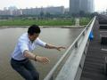 20140110_074307_lompat-ke-sungai-bunuh-diri.jpg