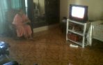 20140110_191759_ibunda-tegar-lihat-tv-saat-anas-ditahan-kpk.jpg
