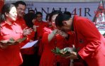 20140111_000222_jokowi-cium-tangan-megawati.jpg