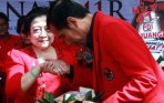 20140111_000351_jokowi-cium-tangan-megawati.jpg