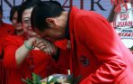20140111_000513_jokowi-cium-tangan-megawati.jpg