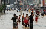 20140113_173459_banjir-lumpuhkan-jalan-jatinegara.jpg