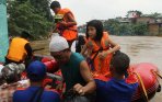 20140113_174048_evakuasi-warga-korban-banjir-kampung-pulo.jpg