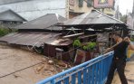 20140115_135247_sungai-sario-manado-meluap-tenggelamkan-beberapa-rumah.jpg