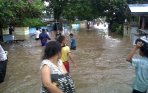20140115_140220_sungai-sario-manado-meluap-tenggelamkan-beberapa-rumah.jpg