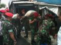 20140115_231412_kopassus-bagi-bagi-beras.jpg