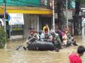 20140119_132650_naik-perahu-di-tengah-banjir.jpg