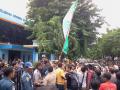 20140120_124214_diportal-pekerja-dan-pedagang-demo-ke-kantor-pelindo-iii-gresik.jpg