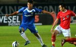 20140121_110711_ahmad-jupriyanto-rebut-bola-agus-indra.jpg