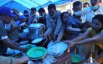 20140121_230920_warga-korban-banjir-manado-antre-makan-siang.jpg