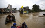20140122_172439_luapan-kali-ciliwung-putuskan-jalan-jatinegara-barat.jpg