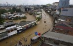 20140122_172624_luapan-kali-ciliwung-putuskan-jalan-jatinegara-barat.jpg