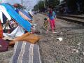 20140125_213758_pengungsi-banjir-di-bantaran-rel-kereta-kedoya.jpg