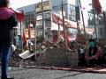 20140127_103243_warga-mempertahankan-lahan-yang-ditempatinya-dengan-berbekar-bambu-runcing-dari-eksekusi-lahan.jpg