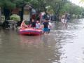 20140129_113518_perahu-karet-banjir-tanjung-duren.jpg