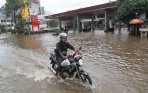 20140130_084318_kendaraan-terobos-banjir-jalan-gunung-sahari.jpg