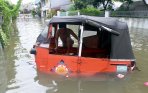 20140130_101558_bajaj-yanto-terseret-banjir-kali-krukut-mampang.jpg