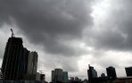 20140130_113026_awan-hitam-selimuti-kota-jakarta.jpg