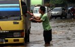 20140130_120651_pak-ogah-manfaatkan-banjir-jalan-gunung-sahari.jpg