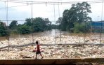 20140201_001712_banjir-membawa-sampah.jpg
