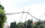 20140201_214135_kabel-telepon-di-sangga-bambu-di-jalan-deplu-raya-pondok-pinang.jpg