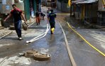 20140201_220625_bersihkan-lumpur-dan-sampah-pasca-banjir-jakarta.jpg