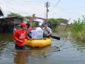 20140202_160312_banjir-di-kudus-perahu-karet.jpg