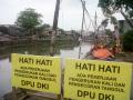 20140203_173520_pekerja-sedang-mengerjakan-bangunan-pinggir-kali-sentiong.jpg