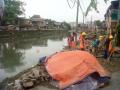 20140203_173647_bangunan-pinggir-tanggul-kali-sentiong.jpg