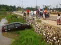 20140210_135727_mobil-kecemplung-sawah.jpg