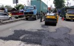 20140210_210907_tni-ad-tambal-jalan-pantura.jpg