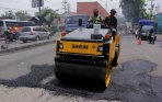 20140210_210934_tni-ad-tambal-jalan-pantura.jpg