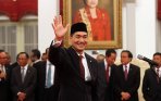 20140214_161432_muhammad-lutfi-melambaikan-tangan-kemedia.jpg