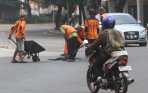 20140214_180036_menambal-jalan-berlubang.jpg