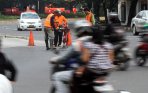 20140214_180248_menambal-jalan-berlubang.jpg