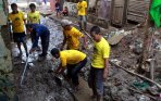 20140217_081125_warga-kampung-pulo-bersihkan-lumpur-pasca-banjir.jpg