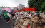 20140220_104834_sampah-menumpuk-ditepi-jalan-matraman.jpg