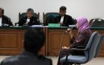 20140220_155612_chairun-nisa-jalani-sidang-suap-mk.jpg