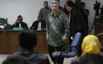20140222_093251_akil-mochtar-jalani-sidang-perdana.jpg