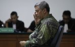 20140222_094340_akil-mochtar-jalani-sidang-perdana.jpg