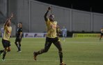 20140222_210909_mitra-kukar-herman-dzumafo-selebrasi-gol-vs-persela.jpg