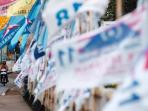 20140223_193018_warga-melintas-di-depan-deretan-bendera-parpol.jpg