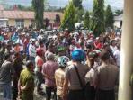 20140224_121821_demo-honorer-maluku.jpg