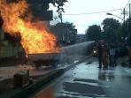 20140225_162523_mobil_pikap_terbakar_di-palmerah.jpg