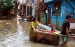 20140227_100655_warga-petogogan-menggunakan-gerobak-menerabas-banjir.jpg