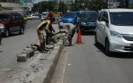 20140227_142600_petugas-membongkar-separator-jalan-urip-sumiharjo.jpg