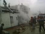 20140228_112934_kapal-terbakar-di-pontianak.jpg