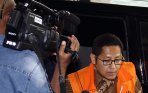 20140228_144629_anas-mengenakan-baju-tahanan-diperiksa-kpk.jpg